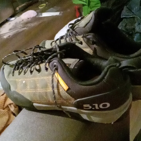 5 TEN STEALTH RUBBER - Picture 1 of 4